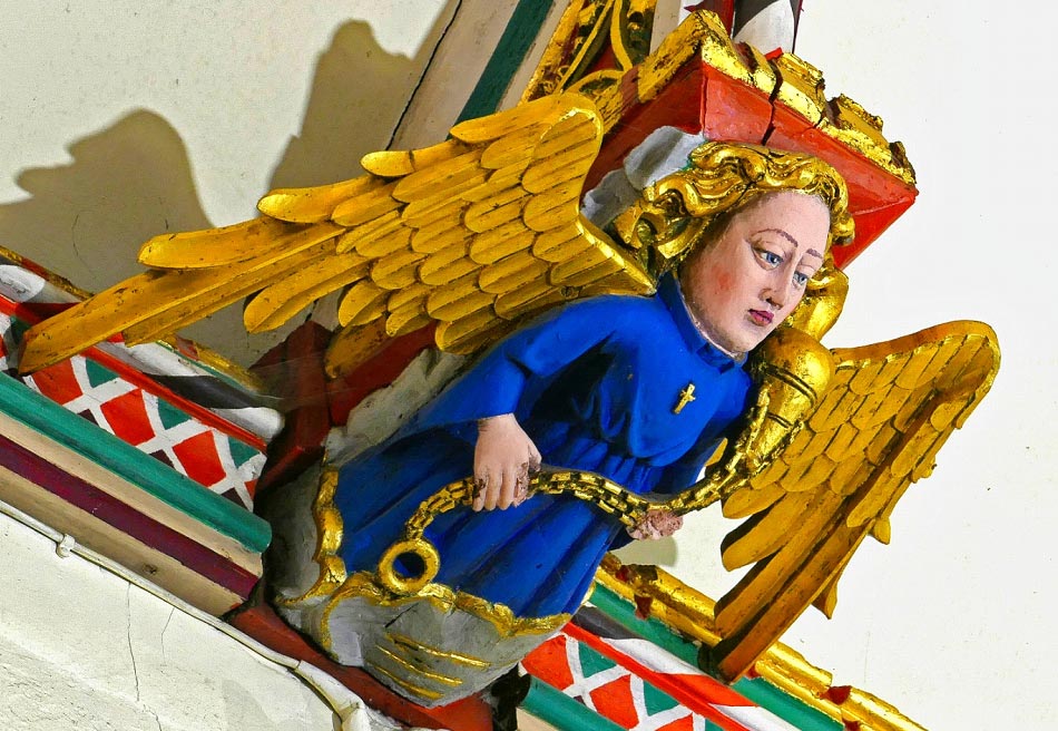 Angel with thurible on chain